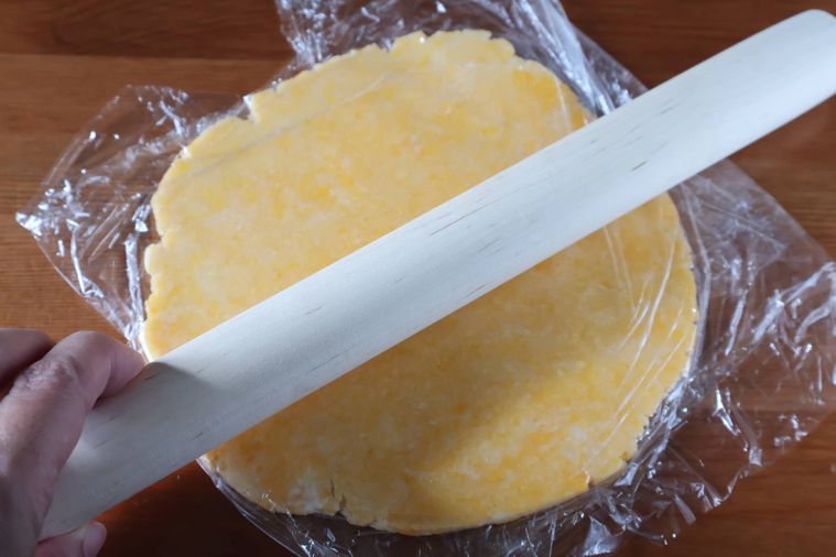 生地を伸ばしている