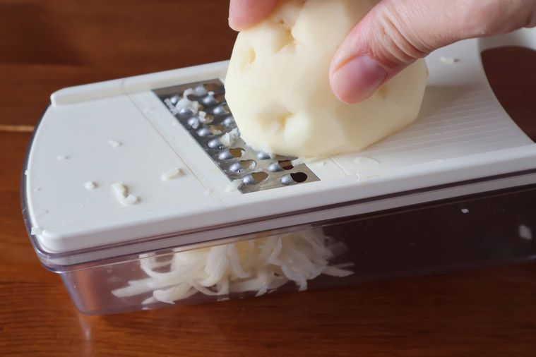 スライサーでじゃがいもを切っている
