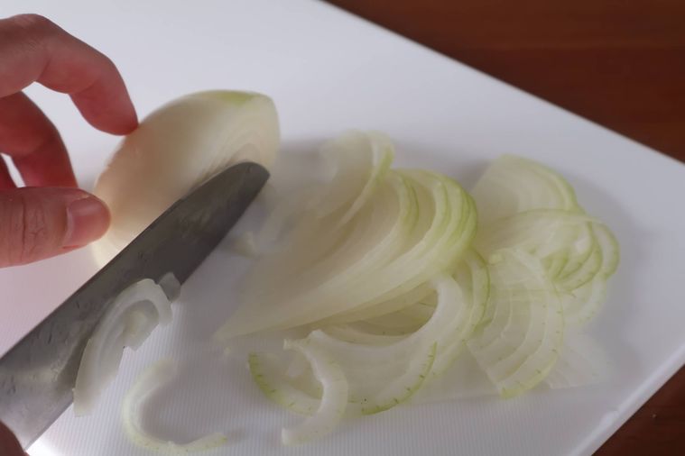 玉ねぎを切っている