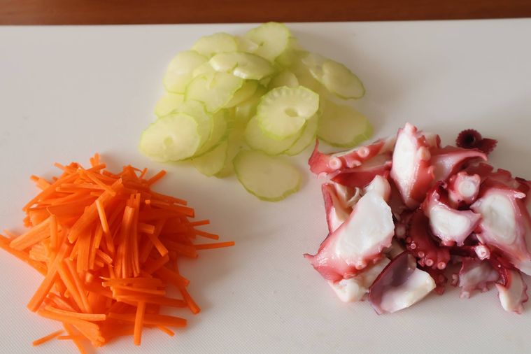 切られた食材が並んでいる