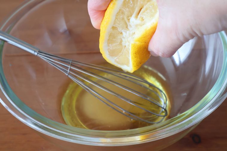 ボウルにゆずを絞っている