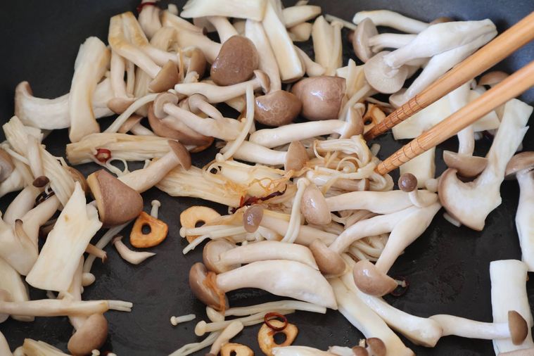 きのこを炒めている