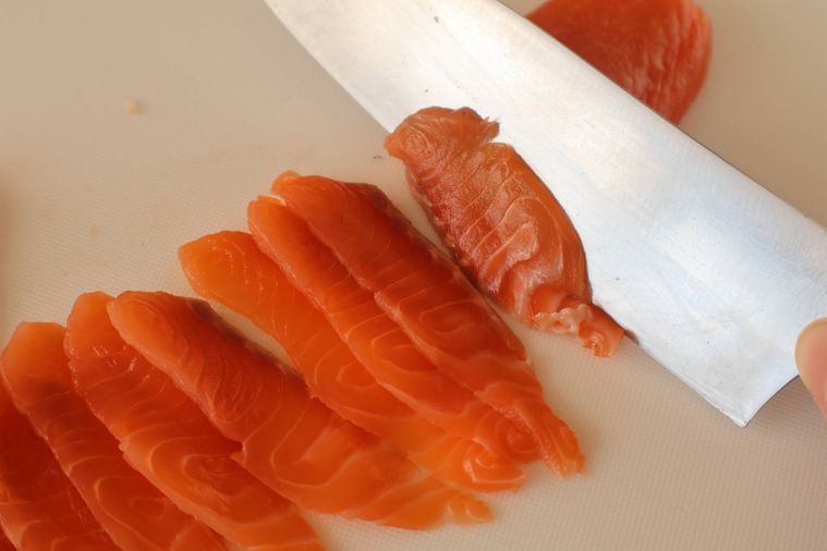 サーモンを切っている