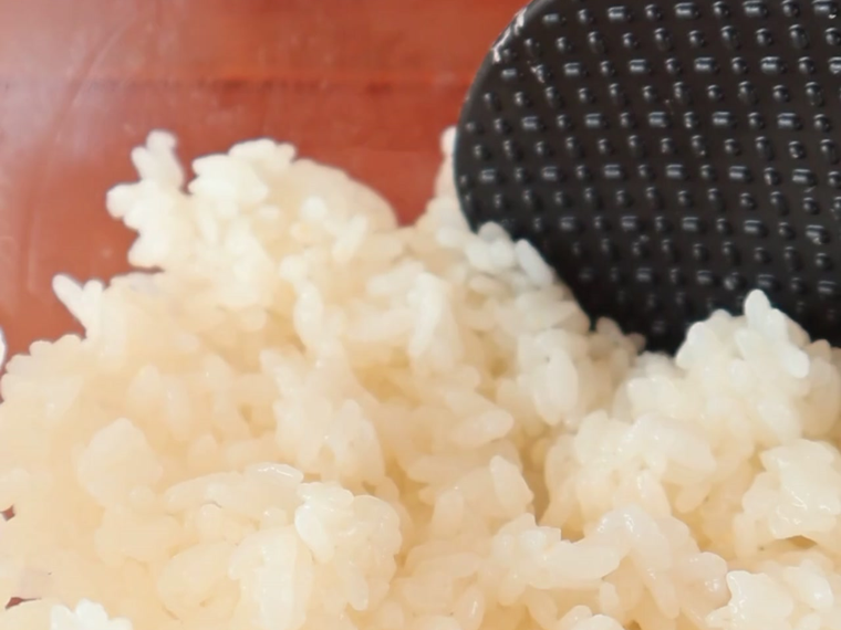 ご飯をしゃもじで混ぜている