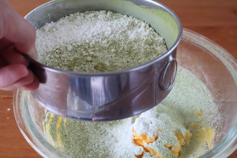 抹茶と粉をふるい入れている