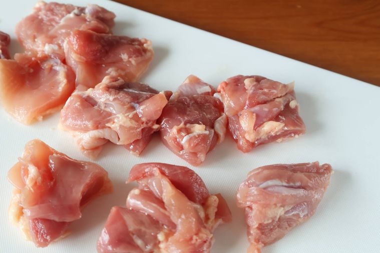 切られた鶏肉が置いてある