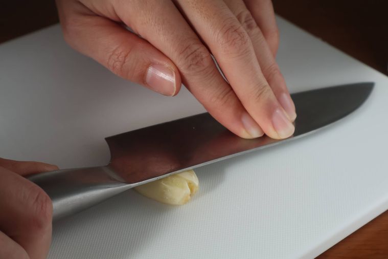 にんにくをつぶしている