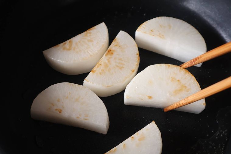 大根を焼いている