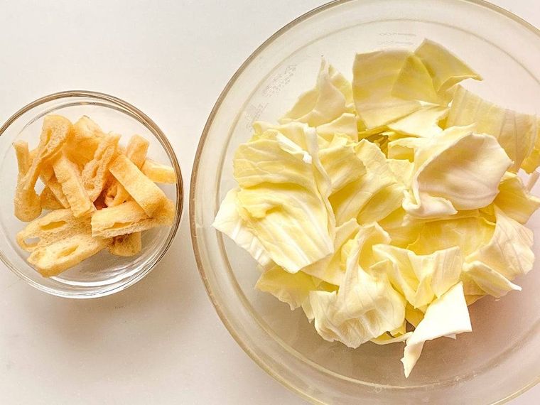 ざく切りにしたキャベツと1cm幅に切った油揚げ