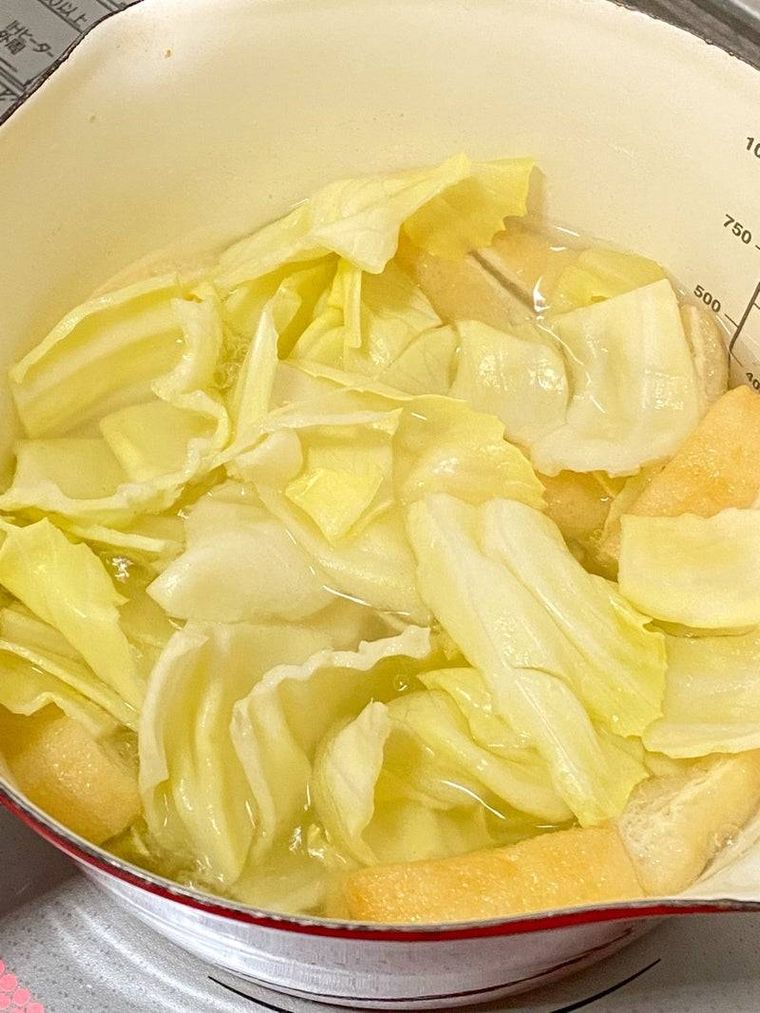 だし汁を煮立てて具材を煮込む