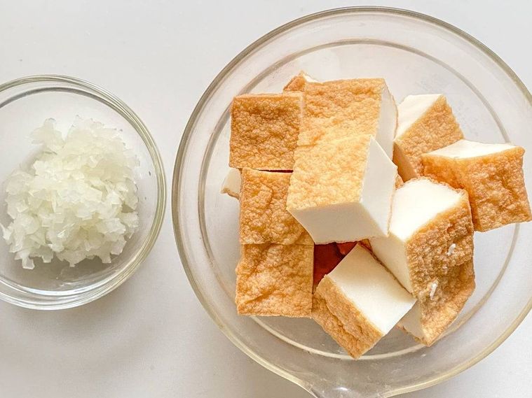 厚揚げと長ねぎを切って器に盛る