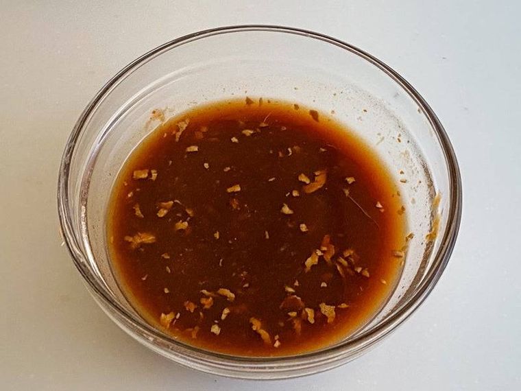 調味料を混ぜ合わせる