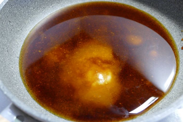 材料をすべてフライパンに入れた様子