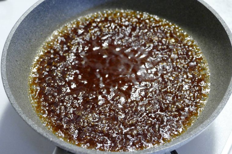 タレを煮立たせる様子