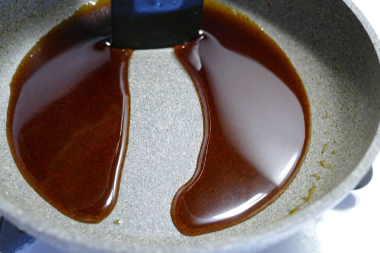 タレが入っているフライパンの鍋底をヘラでなぞった様子