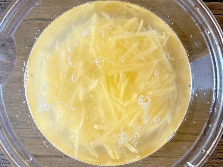 じゃがいもを水にさらす様子