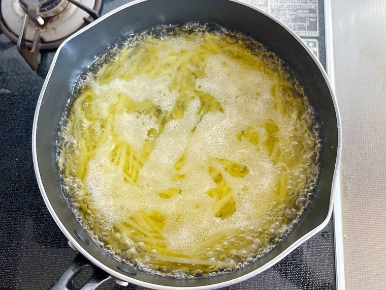 じゃがいもを鍋でゆでる様子