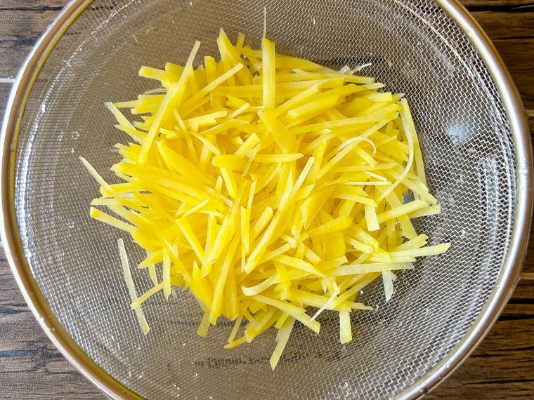 ザルにあげた千切りのじゃがいも