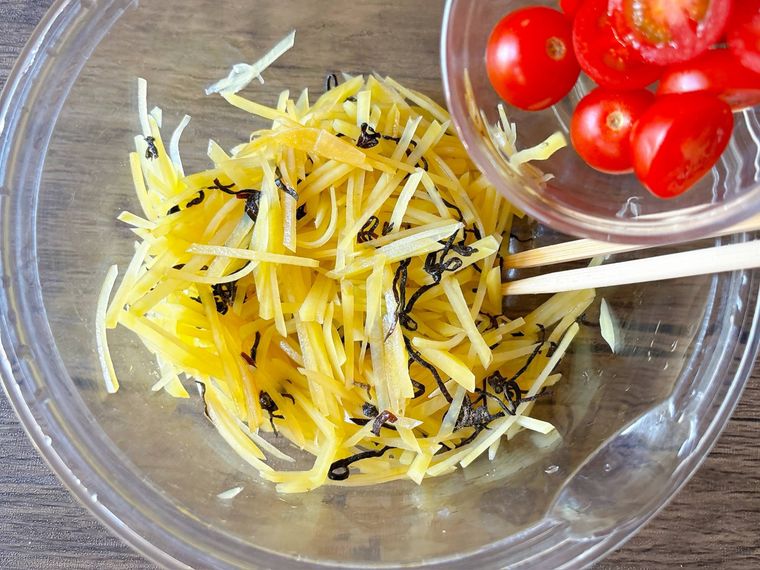 じゃがいもにミニトマトを加える様子