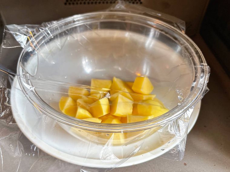 じゃがいもをボウルに入れて電子レンジで加熱する様子