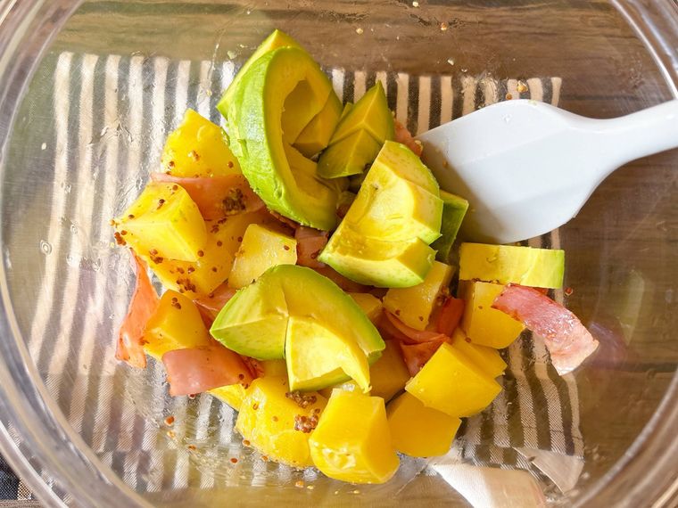 ボウルに入ったじゃがいもにアボカドを加える様子