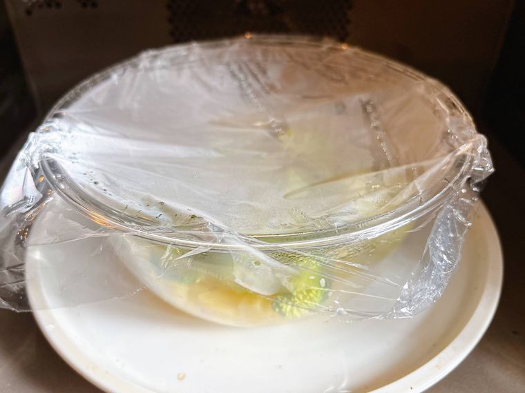 耐熱ボウルに入ったじゃがいもとブロッコリーを電子レンジで加熱する様子