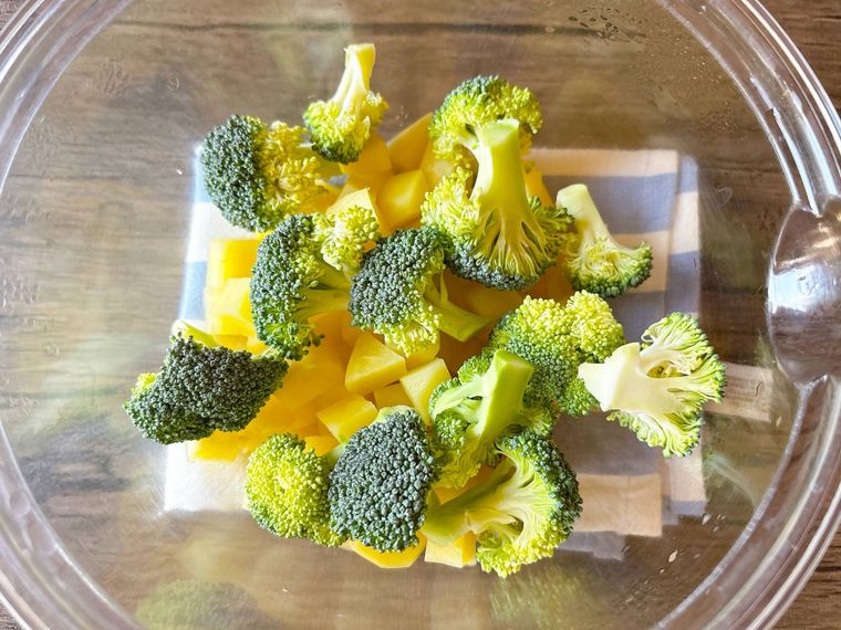 じゃがいもの上にブロッコリーをのせた様子