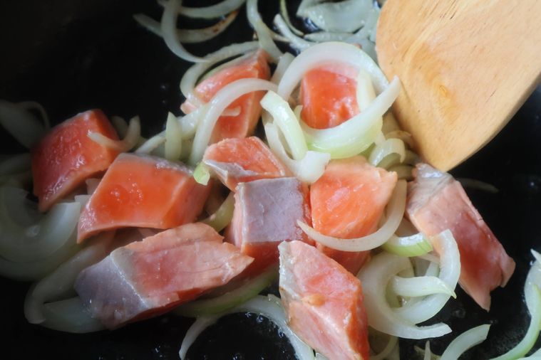 玉ねぎと鮭を炒めている