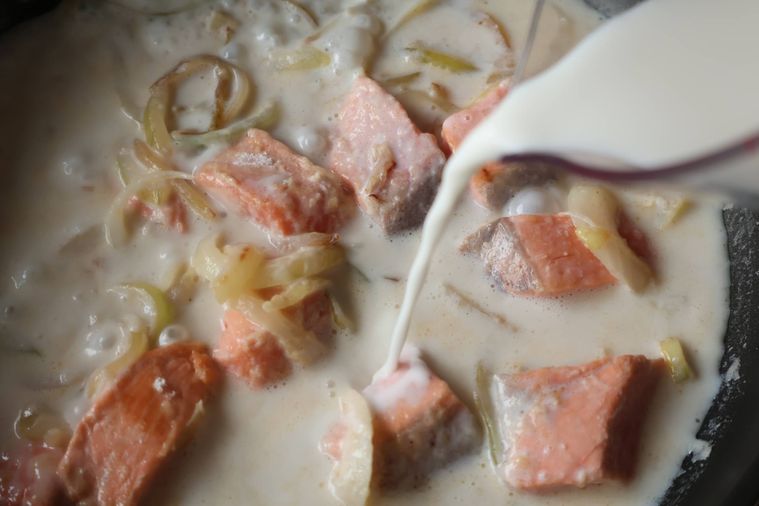 フライパンに牛乳を注いでいる