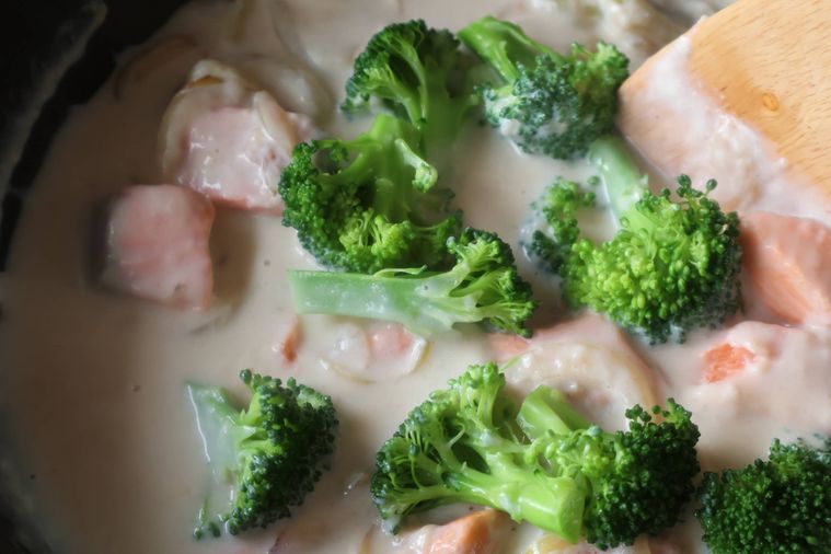 ブロッコリーがソースの入ったフライパンに入っている