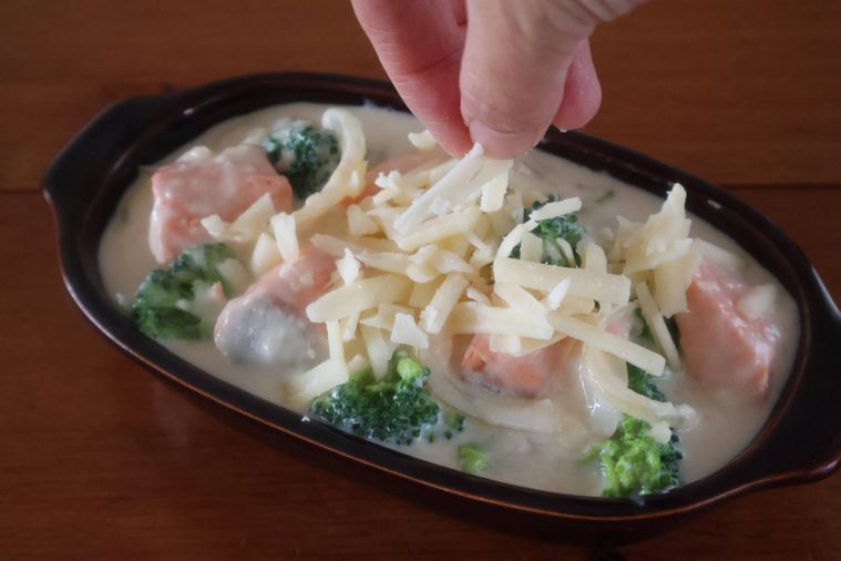 グラタンにチーズをのせている