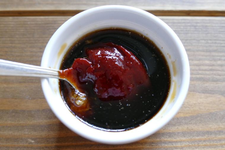 コチュジャンと調味料を混ぜる様子