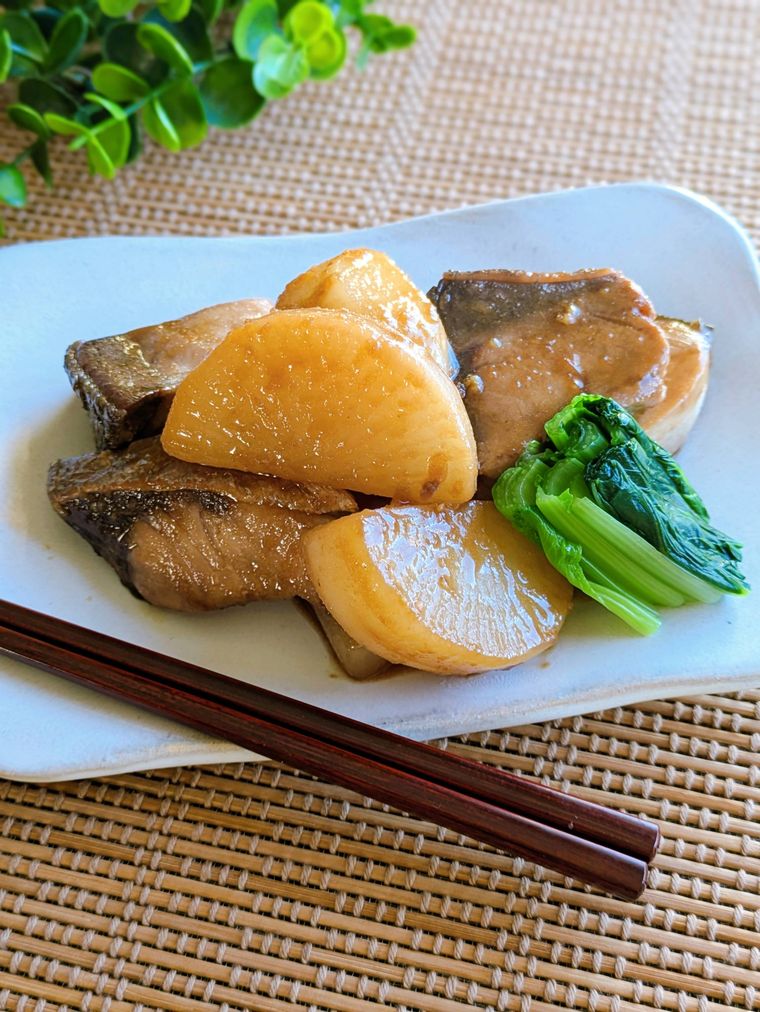 白い器に盛り付けた中華風ぶり大根