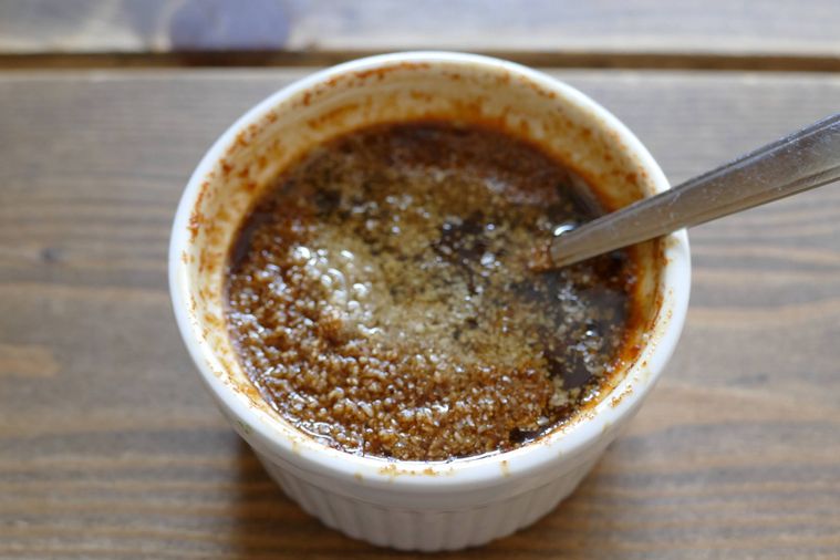 コチュジャンだれに白すりごまとごま油を加えた様子