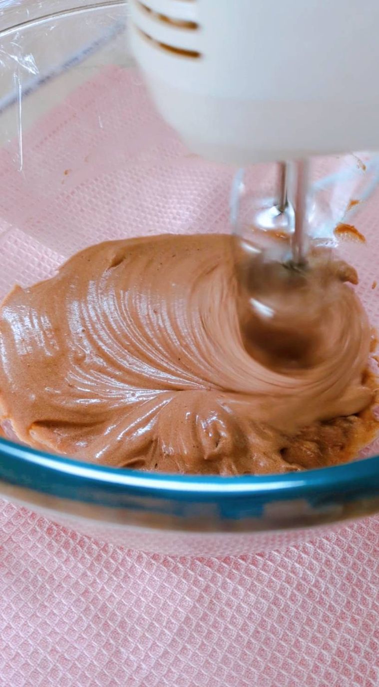 透明の耐熱ボウルの中で、ハンドミキサーで材料を混ぜてから57分経ったところ