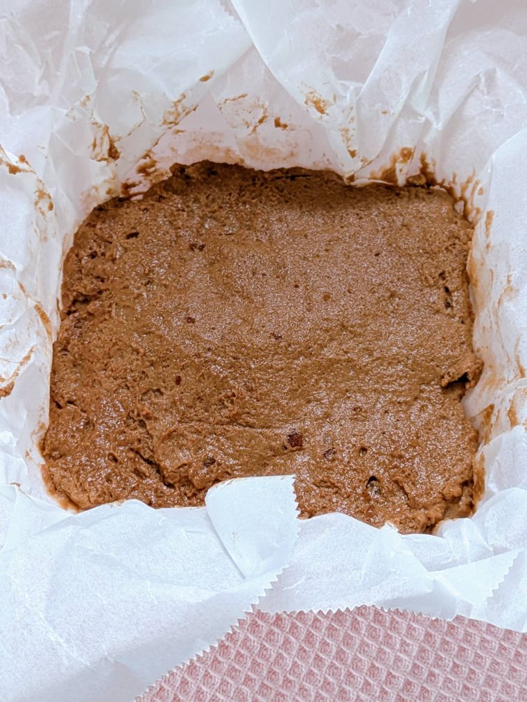 クッキングシートを敷いた容器に材料を流し入れたところ