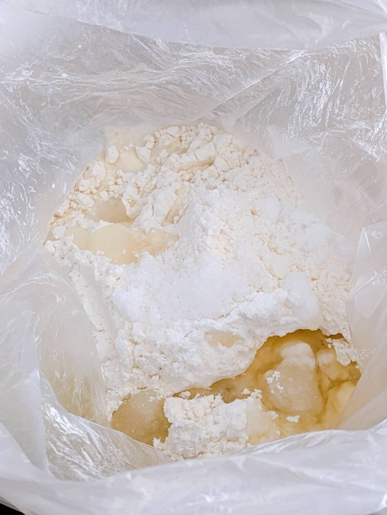 ポリ袋に入れたピスタチオ以外の材料