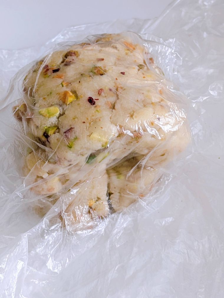 ポリ袋の中で生地を押したり折ったりする作業を繰り返している所