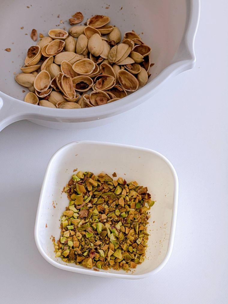 細かく刻んだピスタチオと殻