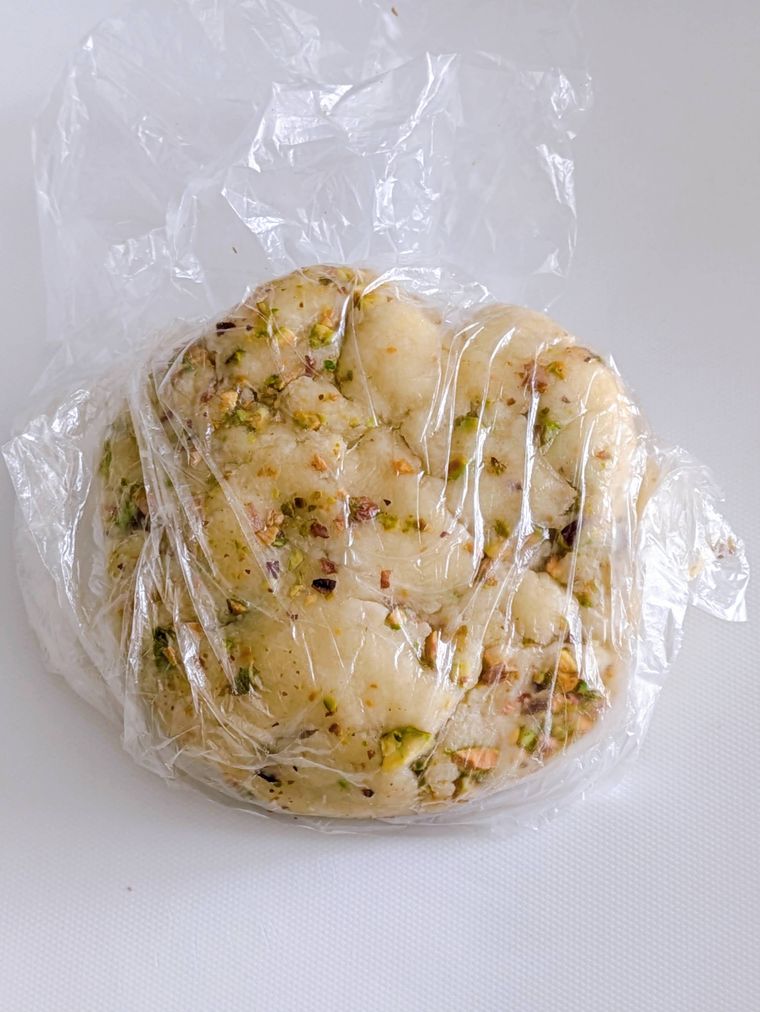 ポリ袋の中で混ぜ合わせたスコーンの生地