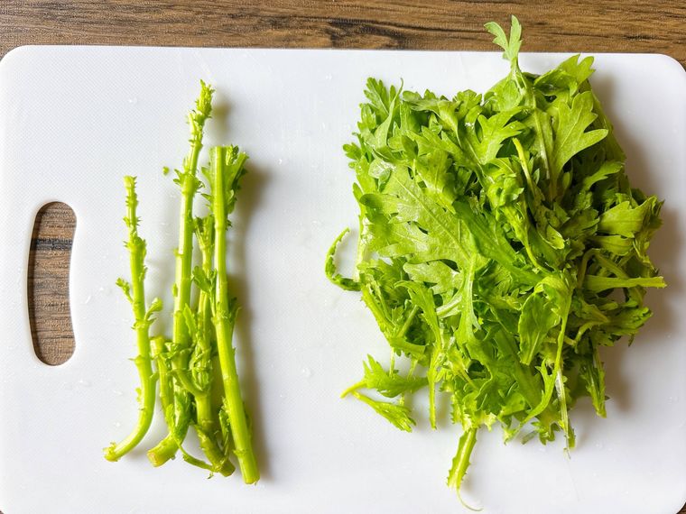 まな板におかれた春菊の葉と茎