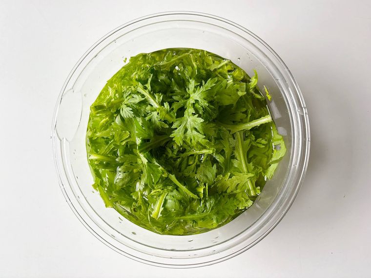 春菊を水にさらす様子