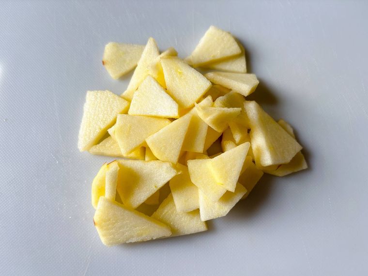 まな板におかれたいちょう切りのりんご