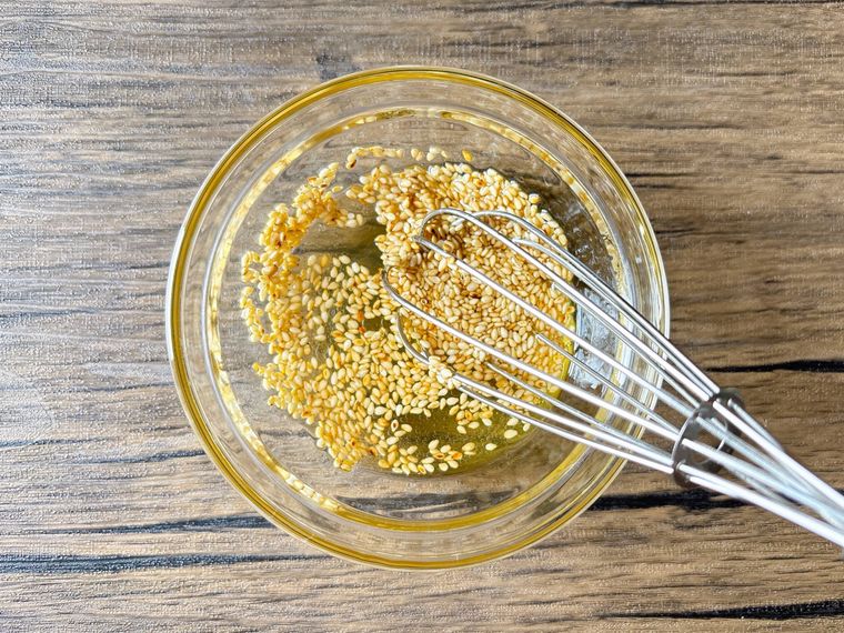 ドレッシングを作る様子