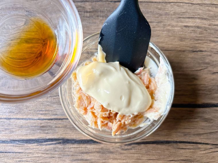 器に入ったツナ缶、マヨネーズにめんつゆを加える様子