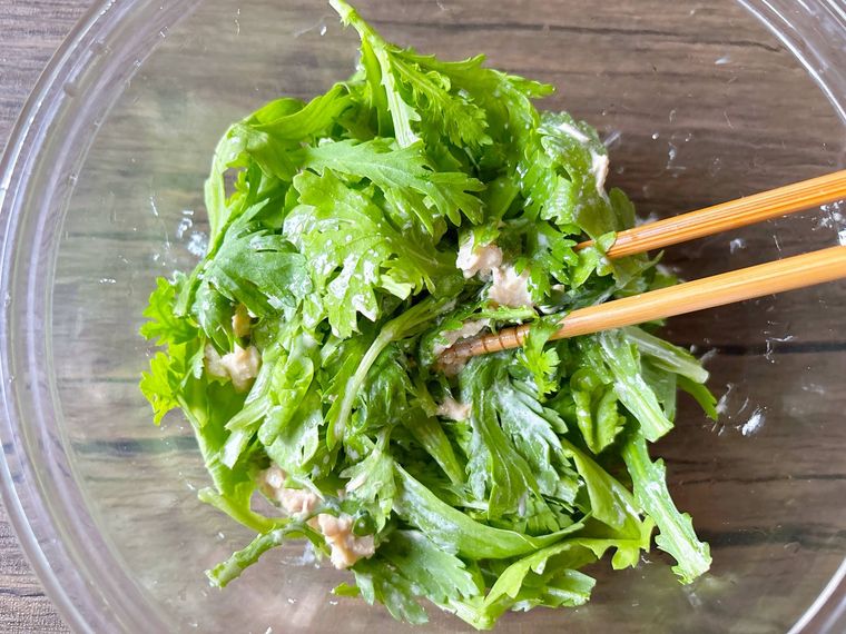 春菊とツナマヨを和える様子