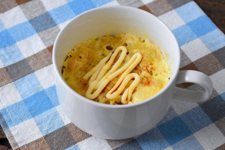 マヨネーズとしょうゆをかけたカップ卵