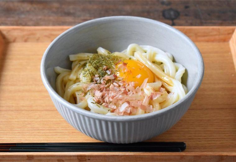 器に盛った釜玉うどん