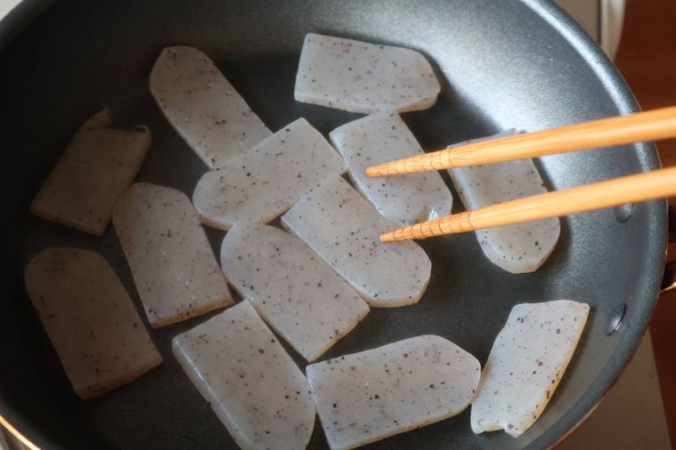 こんにゃくを炒っている