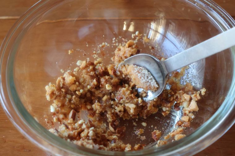 味噌だれを混ぜている